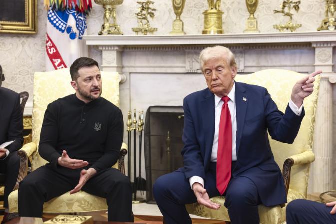 На фото (слева направо): президент Украины Владимир Зеленский и президент США Дональд Трамп.