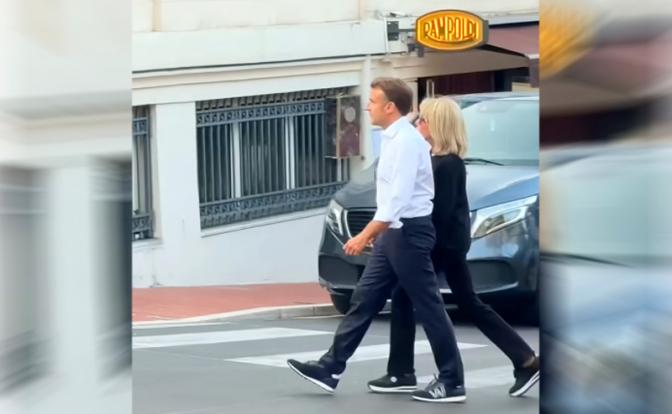 На фото: президент Франции Эммануэль Макрон и первая леди Франции Брижит Макрон во время прогулки по Монако.