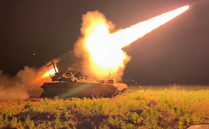 На фото: боевая работа ТОС-1А «Солнцепёк».