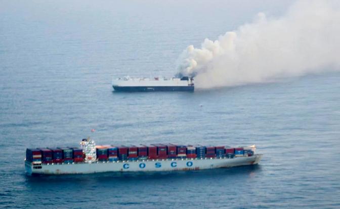 На фото: дым над грузовым судном Morning Midas примерно в 300 милях к югу от Адака, Аляска.