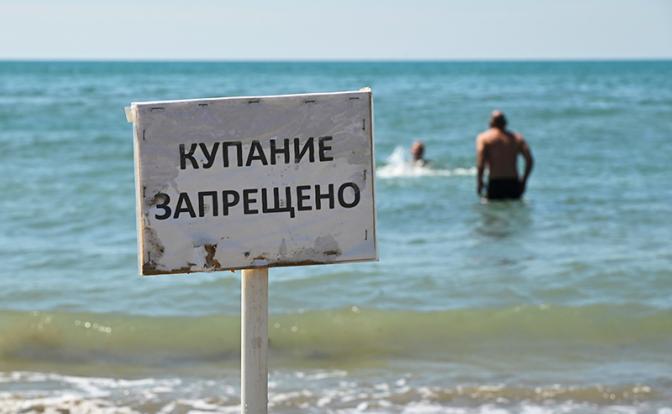 «Пока одни купаются, другие вылавливают мазут»: когда пляжи Анапы станут чистыми?