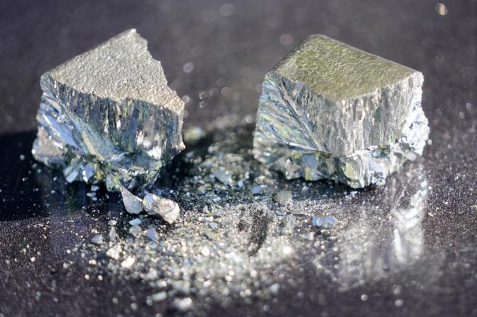 На фото: теллур — химический элемент 16-й группы, пятого периода периодической системы химических элементов Д. И. Менделеева, с атомным номером 52.