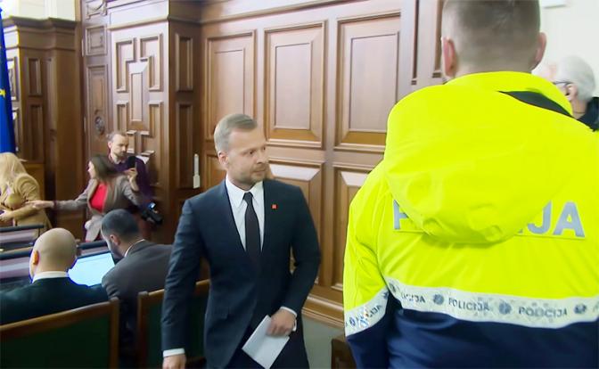 На фото: депутата сейма Алексея Росликова с заседания парламента вывели с полицейскими.