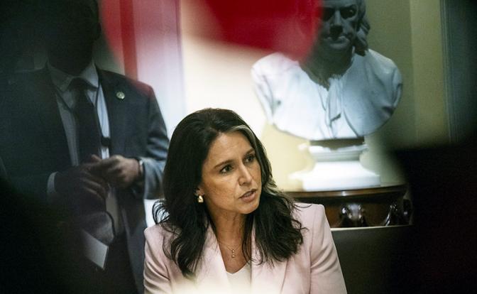 На фото: 44-летняя глава Национальной разведки США Тулси Габбард.