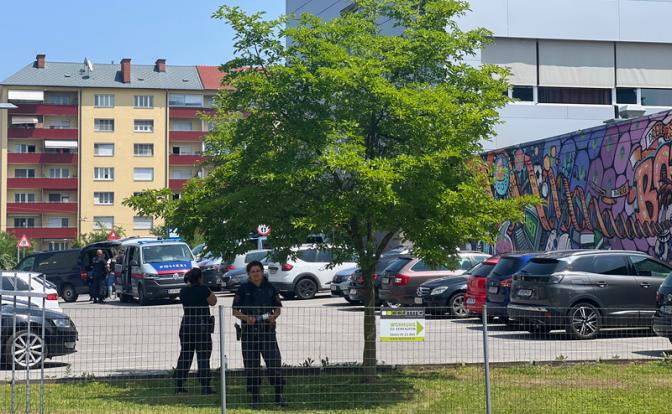 На фото: полицейские патрулируют место стрельбы в школе в Граце, Австрия.