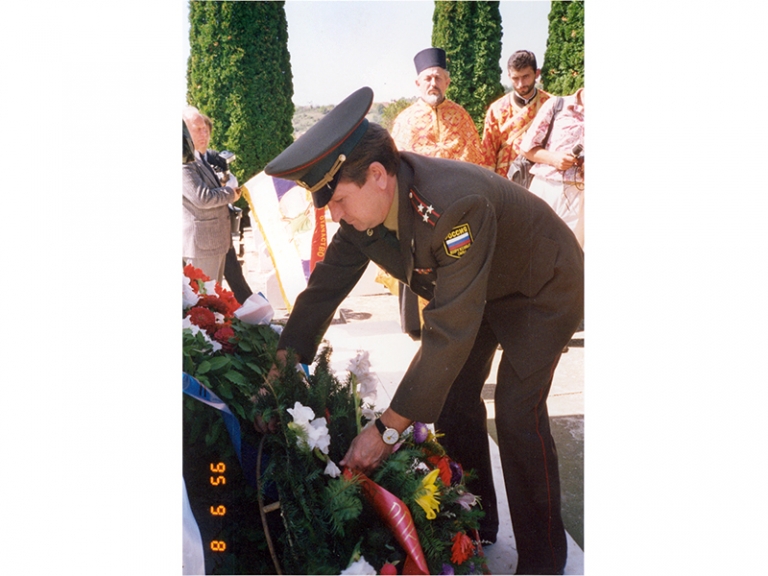 На фото: полковник А. Ерохин возлагает венок на могилы сербских воинов, погибших в Первую мировую войну, Сербия, 1995 год.