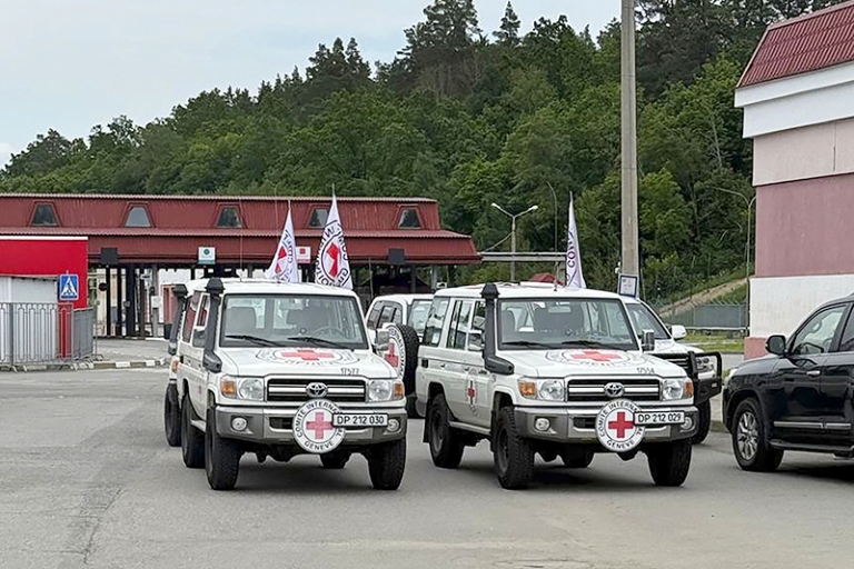 На фото: передача Россией и Украиной тел погибших военных в рамках стамбульских договоренностей. РФ передала Украине 1212 тел военных ВСУ, получила 27 погибших российских бойцов.