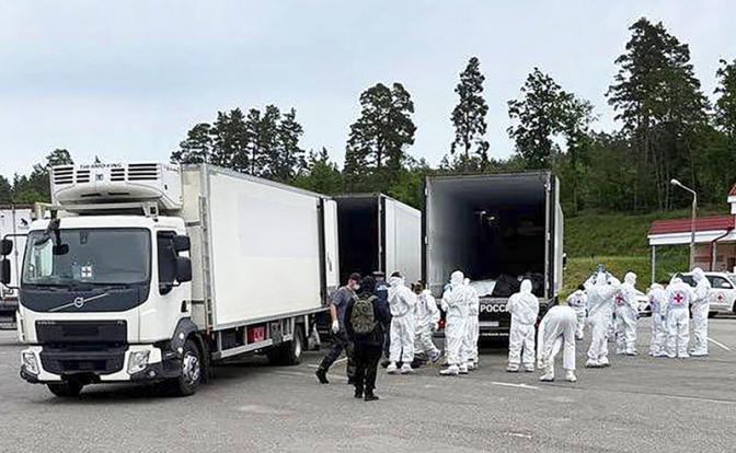На фото: передача Россией и Украиной тел погибших военных.