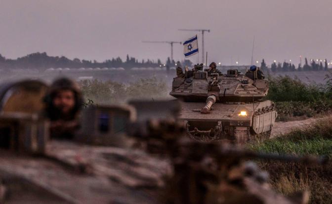 На фото: израильские солдаты на танках.