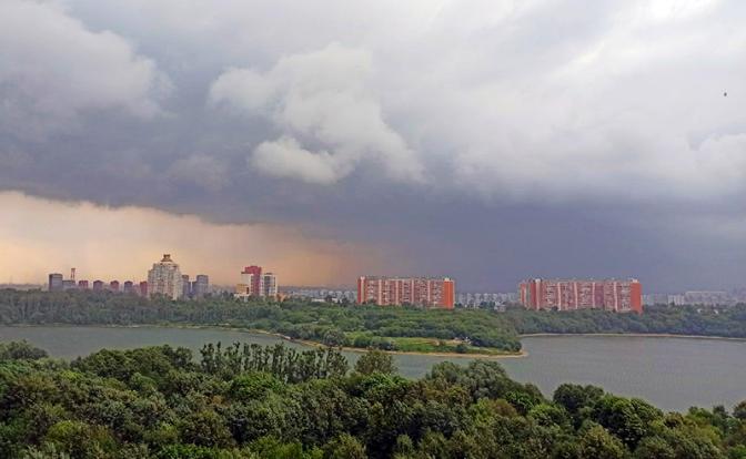 Москвичей предупредили о сильном ветре и грозах