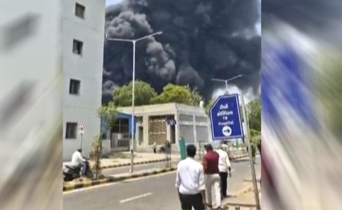 На фото: дым поднимается над местом крушения самолета в Ахмадабаде, штат Гуджарат, Индия.