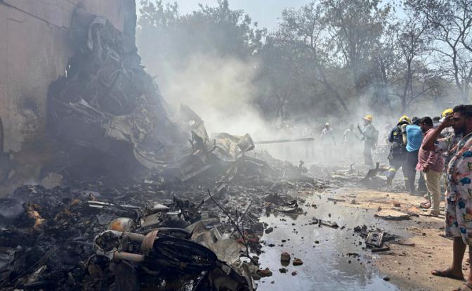 На фото: на месте крушения самолета авиакомпании Air India. Boeing 787 Dreamliner, на борту которого находились 242 человека, потерпел крушение сразу после взлета из аэропорта города Ахмедабад. Самолет выполнял рейс AI171 в Лондон.