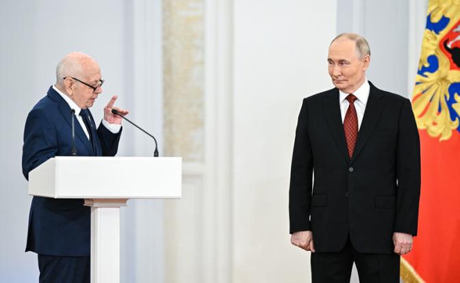 На фото: президент РФ Владимир Путин и заместитель научного руководителя Снежинского ядерного центра Юрий Диков (справа налево), удостоенный звания Героя труда РФ, на церемонии вручения госпремий и наград в Большом Кремлевском дворце в День России.