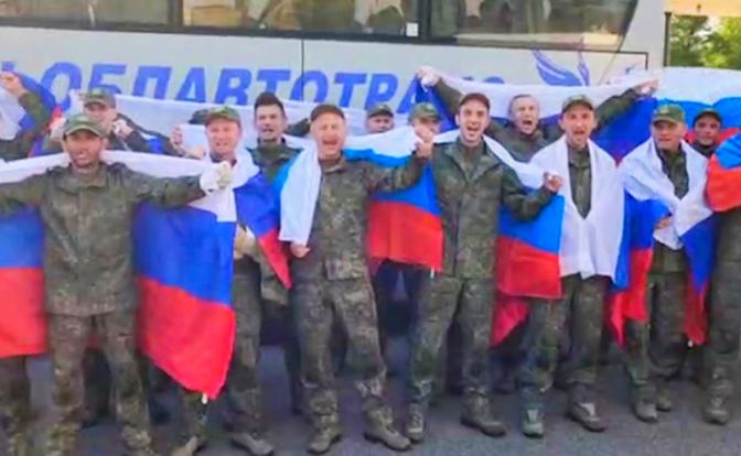 На фото: российские военнослужащие, вернувшиеся из украинского плена.