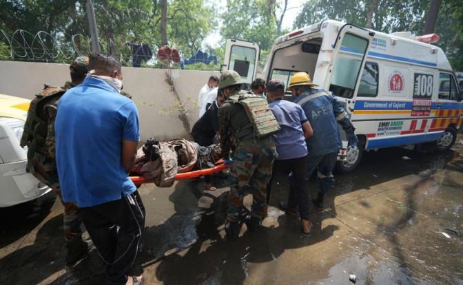 На фото: спасатели на месте крушения самолета авиакомпании Air India. Boeing 787 Dreamliner, на борту которого находились 242 человека, потерпел крушение сразу после взлета из аэропорта города Ахмедабад. Самолет выполнял рейс AI171 в Лондон.