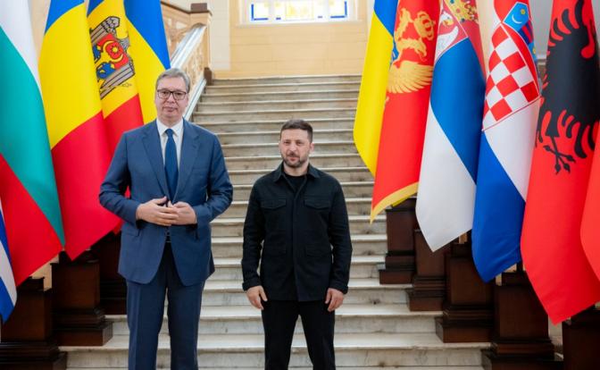 На фото (слева направо): президент Сербии Александр Вучич и президент Украины Владимир Зеленский во время встречи на саммите Украина – Юго-Восточная Европа.