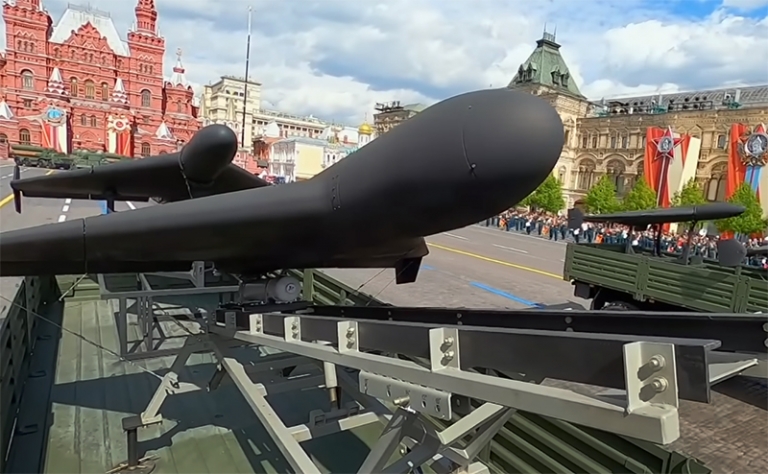 На фото: беспилотные летательные аппараты "Герань-2" были показаны во время парада, посвященного 80-й годовщине Победы в Великой Отечественной войне, на Красной площади.