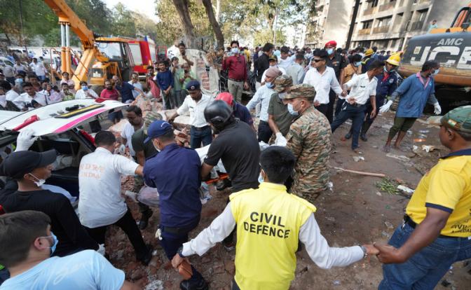 На фото: поисково-спасательные работы на месте крушения самолета авиакомпании Air India.