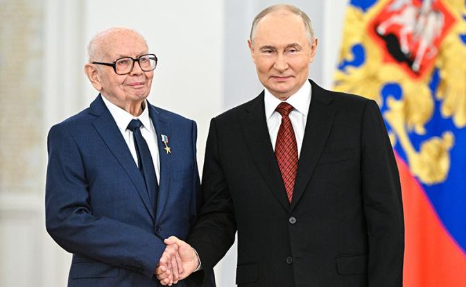 На фото: президент РФ Владимир Путин и заместитель научного руководителя Снежинского ядерного центра Юрий Диков (справа налево), удостоенный звания Героя труда РФ