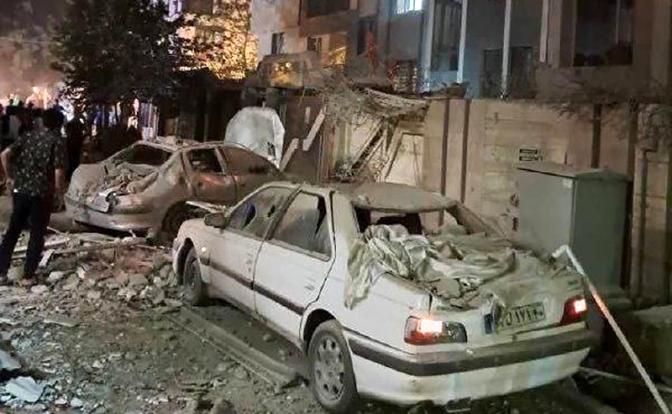 На фото: здание в Тегеране пострадало во время израильского удара по иранской столице ранним утром