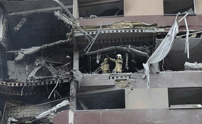 На фото: на месте взрыва в жилом комплексе на севере Тегерана