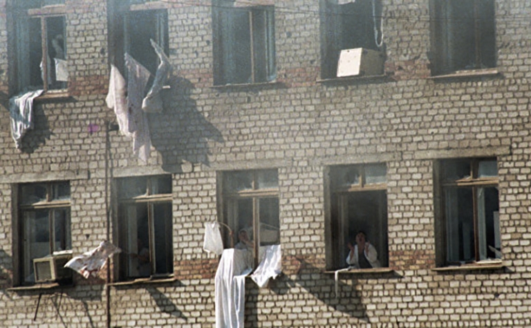 На фото: вид на здание захваченной в Буденновске больницы.