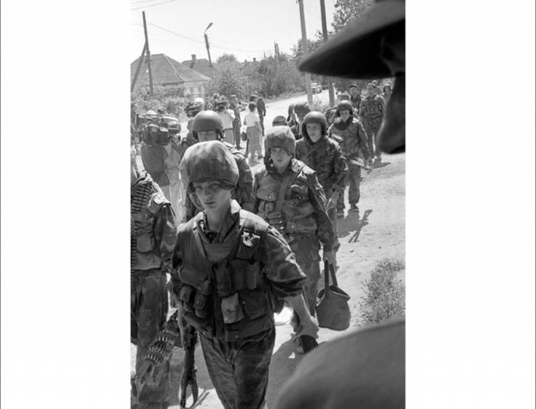 На фото: военнослужащие, принимавшие участие в освобождении заложников.