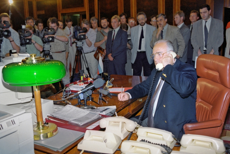 На фото: председатель Правительства РФ Виктор Черномырдин ведет телефонные переговоры с Шамилем Басаевым, банда которого захватила город Буденновск.