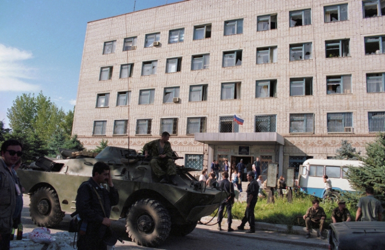 На фото: здание городского отделения милиции Буденновска, которое пытались захватить террористы.