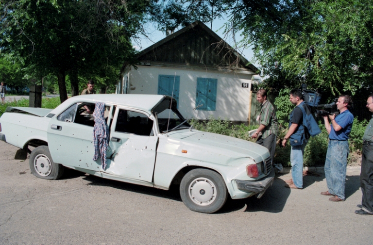 На фото: эту машину террористы захватили, ворвавшись в Будденовск, на ней разъезжали по городу, расстреливая мирных жителей.