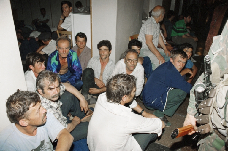 На фото: заложники в здании городской больницы.