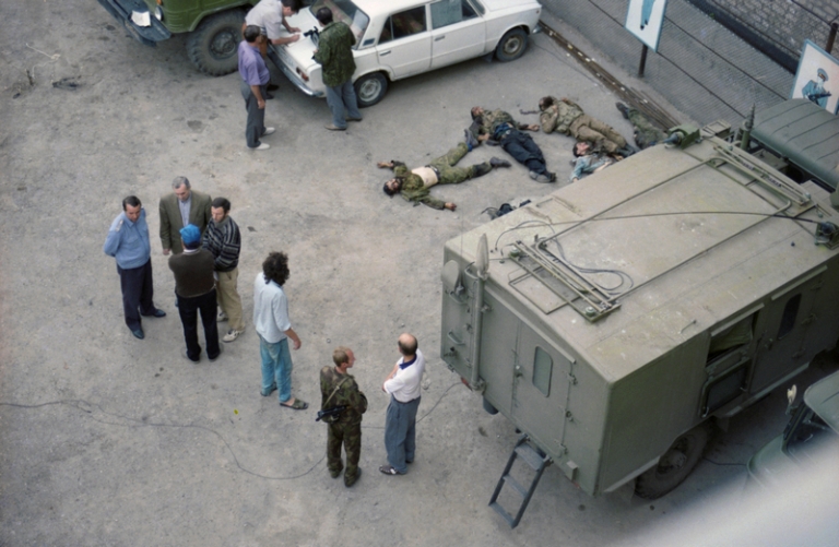 На фото: сотрудники милиции и свидетели возле тел погибших боевиков, убитых во время нападения на местное отделение МВД.