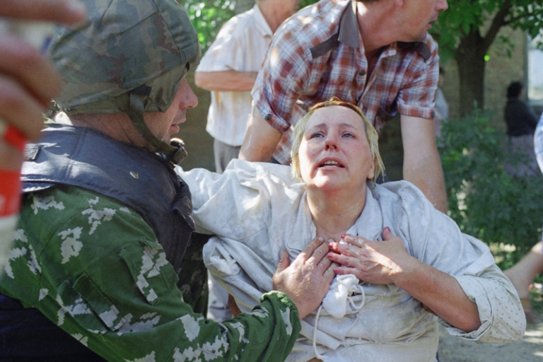 На фото: женщина, бывшая в заложницах у чеченских террористов.