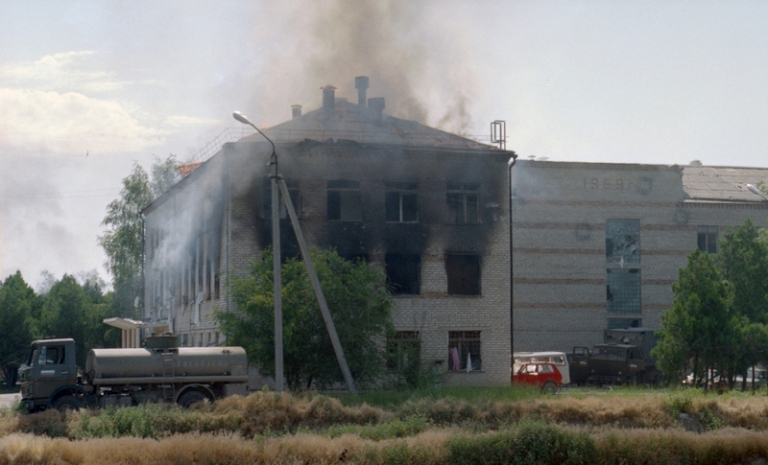 На фото: общий вид больницы, захваченной террористами.