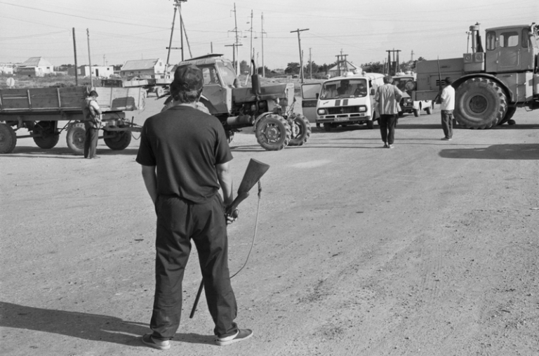На фото: жители Буденновска, организующие самооборону на подступах к городу, во время захвата заложников боевиками террориста Ш. Басаева в здании Буденновской больницы.
