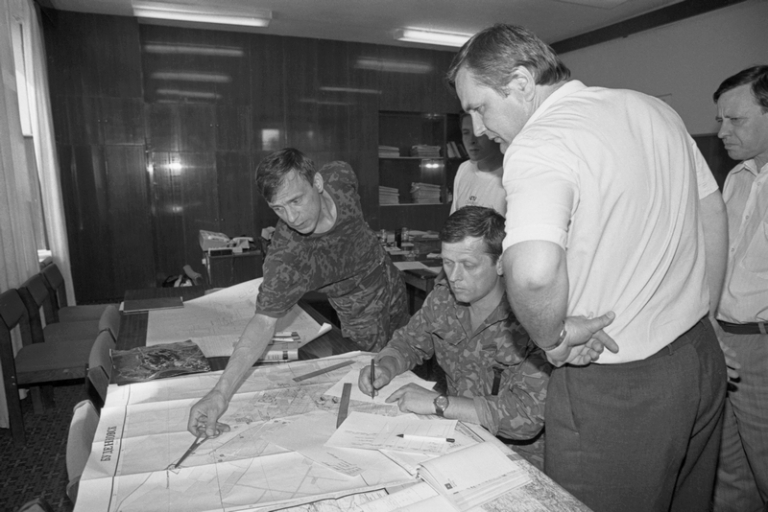 На фото: чрезвычайный штаб федеральных сил по освобождению заложников.