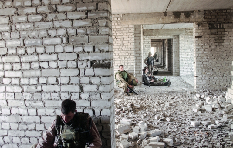 На фото: военнослужащие федеральных войск в доме напротив больницы во время штурма.