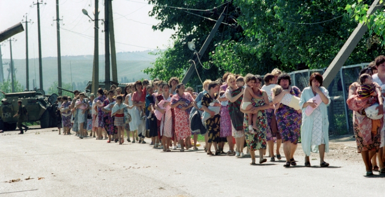 На фото: первая группа заложников, отпущенных 18 июня террористами в Буденновске.