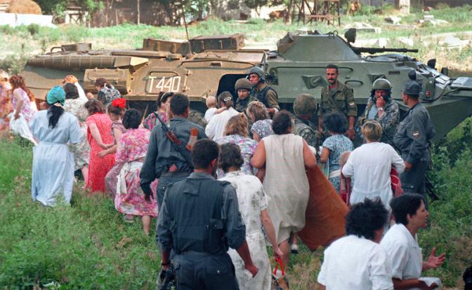 На фото: пациенты захваченной террористами больницы в Буденновске.