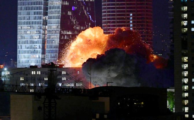 На фото: взрыв в Тель-Авиве во время иранской атаки.