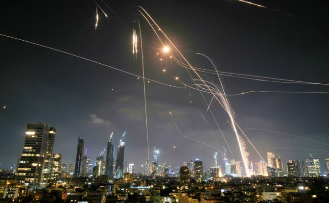 На фото: израильская система ПВО «Железный купол» стреляет для перехвата ракет над Тель-Авивом, Израиль.