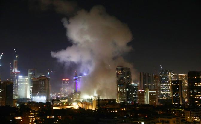 На фото: дым поднимается после иранской ракетной атаки на Тель-Авив, Израиль.