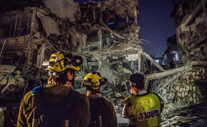 На фото: солдаты Командования тыла Израиля осматривают здание, в которое попала иранская баллистическая ракета.