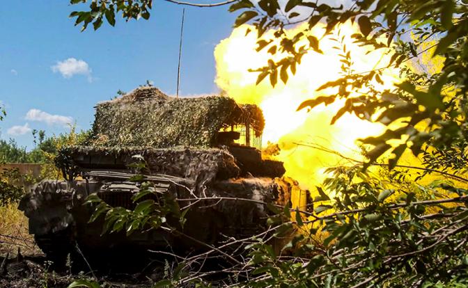 На фото: боевая работа экипажа танка Т-80 группировки войск "Центр" по уничтожению опорного пункта ВСУ в зоне специальной военной операции.