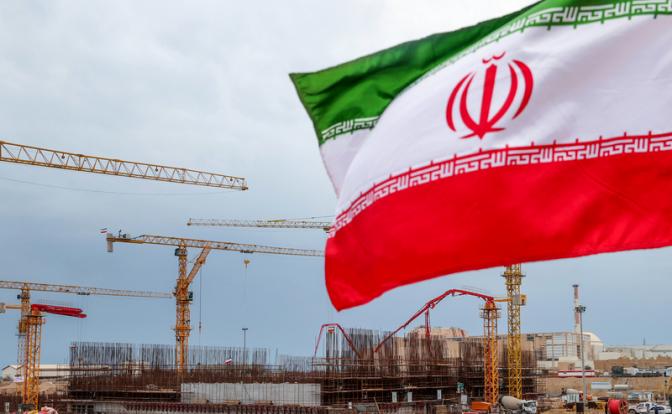 На фото: вид на АЭС «Бушер» на побережье Персидского залива в Бушере. АЭС «Бушер», как первая и единственная действующая атомная электростанция Ирана, играет большую роль в энергоснабжении страны с производственной мощностью около 1000 мегават