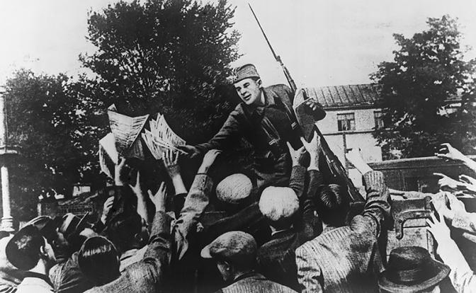 На фото: раздача советских газет жителям города после включения в состав СССР территорий Западной Украины и Западной Белоруссии