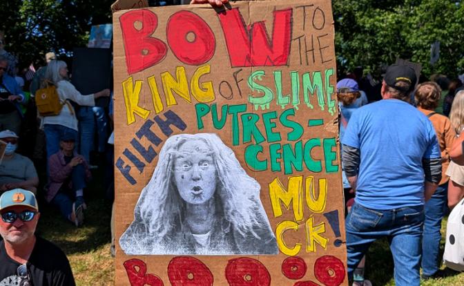 "США — не ваше королевство!" : Настя из Челябинска пыталась испортить Трампу именины