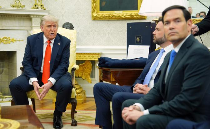 На фото: резидент США Дональд Трамп, вице-президент США Джей Ди Вэнс и госсекретарь США Марко Рубио (слева направо) в Белом доме.