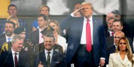 День рождения, звонок Путина, задремавшая Мелания, военный парад: Что пишут СМИ о празднике Дональда Трампа