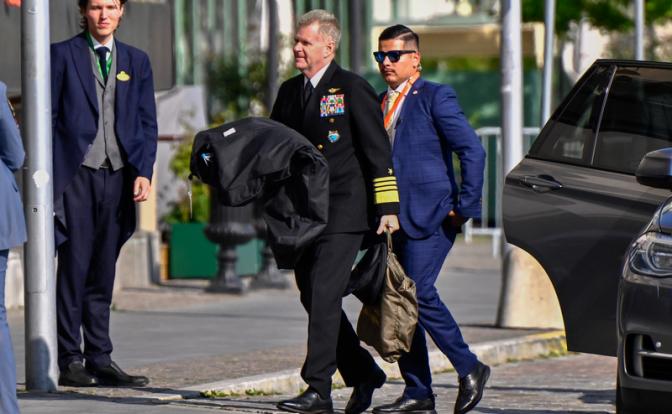 На фото: Сэмюэл Папаро, командующий Индо-Тихоокеанским командованием США, возле Гранд-отеля во время встречи Бильдербергского клуба в Стокгольме, Швеция.